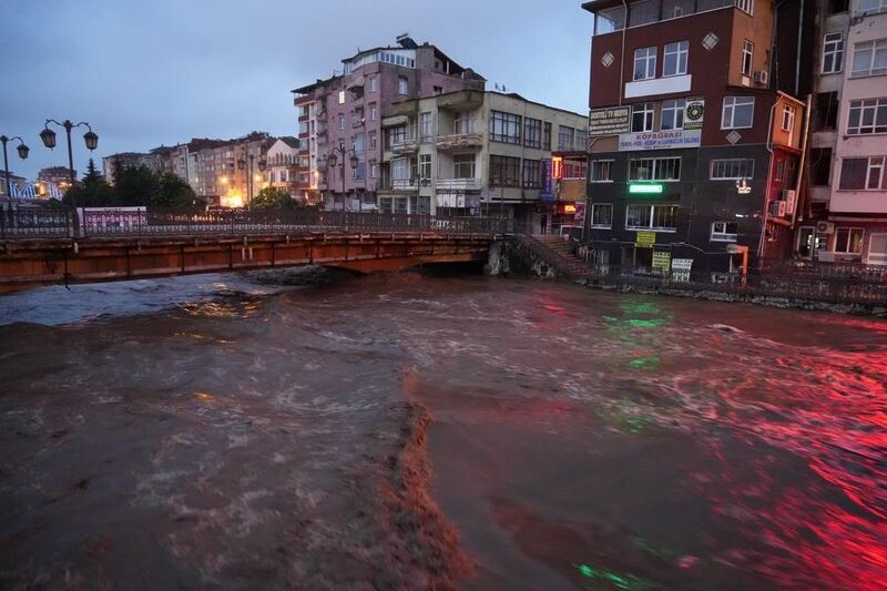 SAMSUN’DA ETKİSİNİ GÖSTEREN SAĞANAK