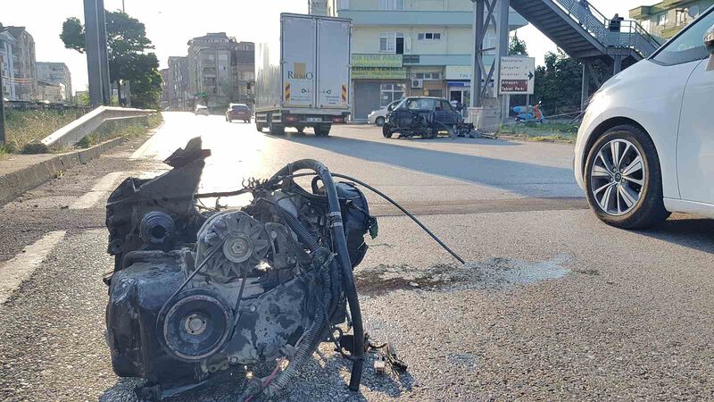 SAMSUN’DA KONTROLDEN ÇIKARAK YOL KENARINDAKİ BARİYERLERE ÇARPAN OTOMOBİLİN MOTORU YERİNDEN