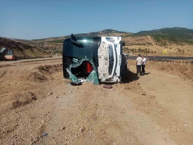 Bingöl’de yolcu otobüsü devrildi: 14 yaralı