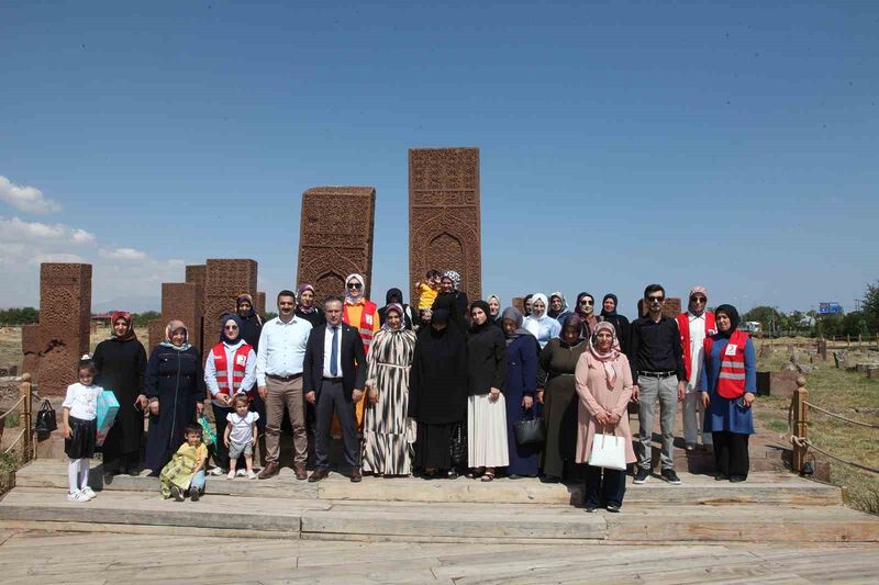 Bitlisli anneler “İlimizi Tanıyalım Anneler” projesiyle yaşadıkları şehri tanıyor