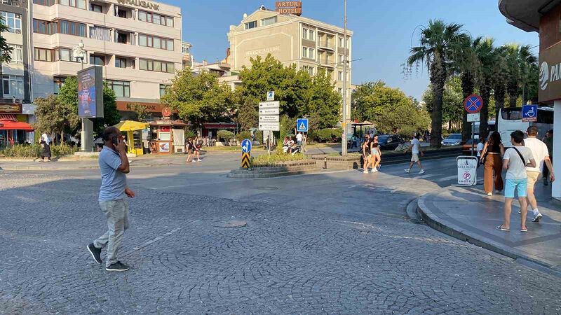 ÇANAKKALE'DEKİ DEPREM ANINDA BİR İŞYERİNDEKİ PANİK GÜVENLİK KAMERASINA YANSIDI. FOTOĞRAFÇI