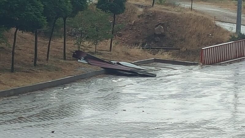 TUNCELİ’NİN PERTEK İLÇESİNDE FIRTINA