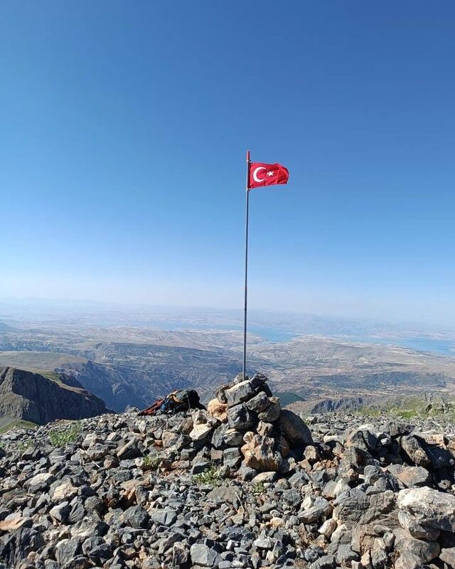 Çocukken hayalini kuruyordu: Çıktığı zirveye Türk bayrağını dikti