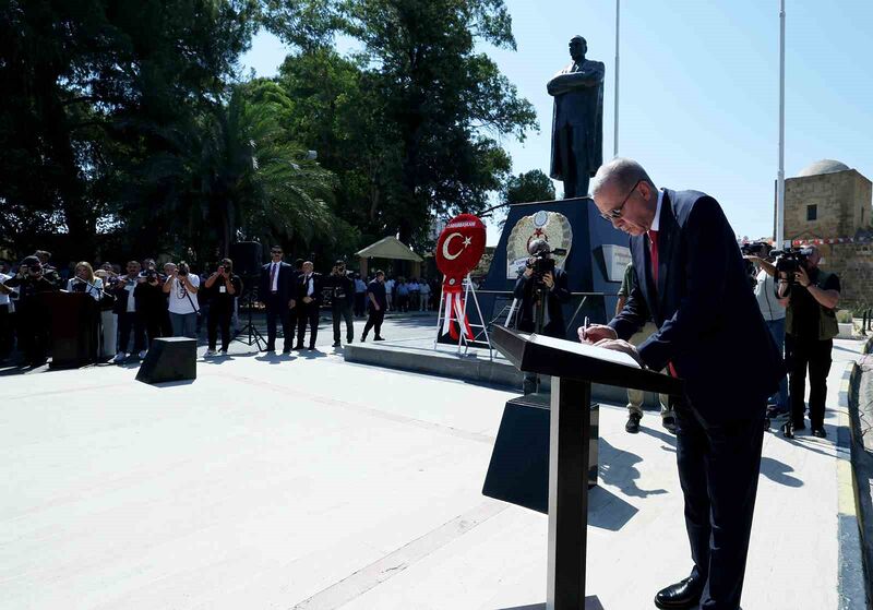 Cumhurbaşkanı Erdoğan, Atatürk Anıtı’na çelenk sundu