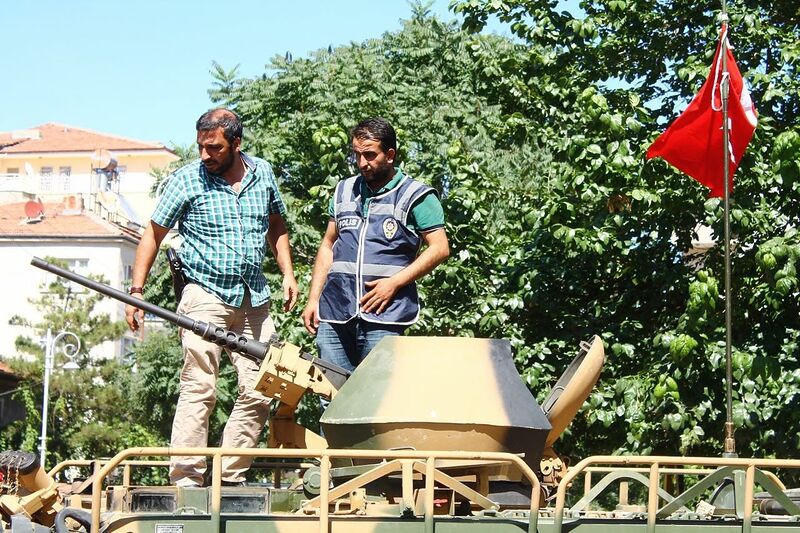 Darbecilerin kullandığı ZPT aracını güvenli alana çeken Mustafa Özbey o günleri unutamıyor