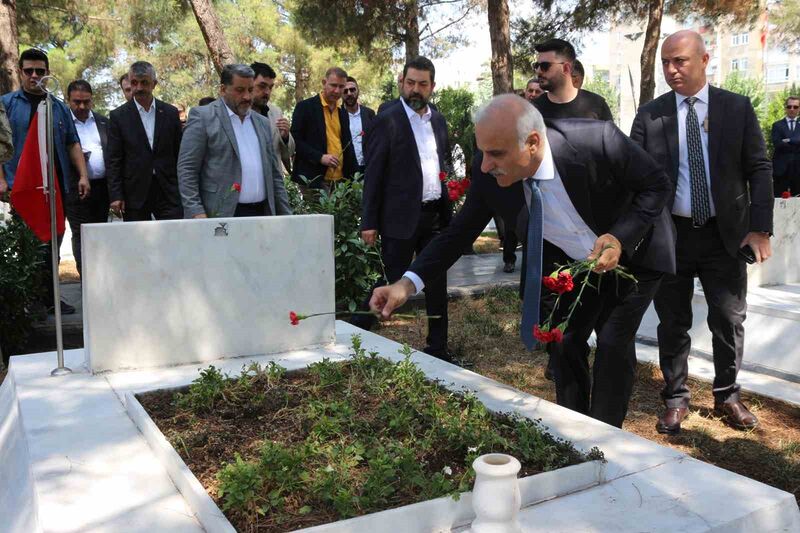 Diyarbakır’da 15 Temmuz Demokrasi ve Milli Birlik Günü etkinlikleri şehitlik ziyaretleriyle başladı