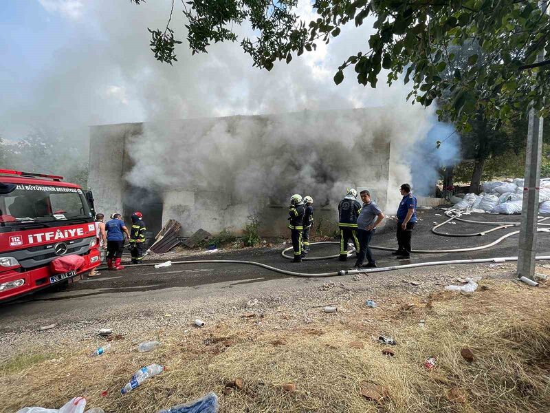 Dokuma atölyesindeki yangın işyerini kullanılamaz hale getirdi