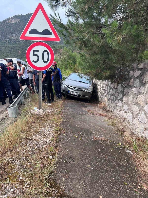 KARABÜK'TE SÜRÜCÜSÜNÜN KONTROLÜNDEN ÇIKAN OTOMOBİLİN İSTİNAT DUVARINA ÇARPMASI SONUCU 3