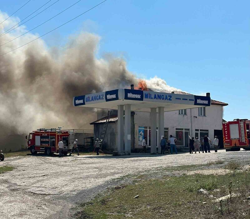 Eflani’de çatı yangını büyümeden söndürüldü