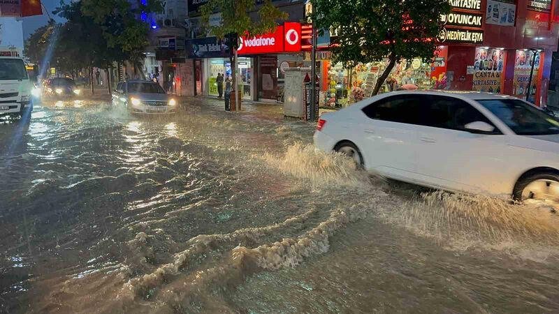 ELAZIĞ, AKŞAM SAATLERİNDE SAĞANAK