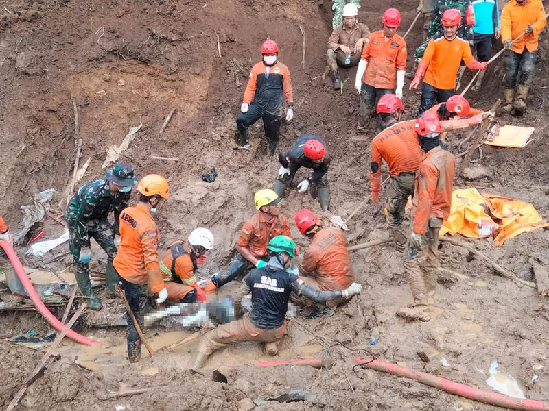 Endonezya’da altın madeninde toprak kayması: 10 ölü, 40 kayıp