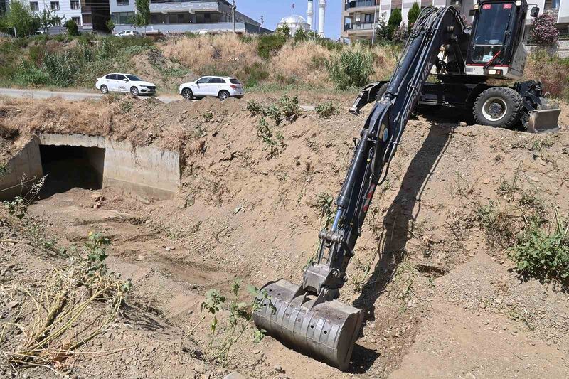 Ergenekon Mahallesinde dere yatağı temizleniyor