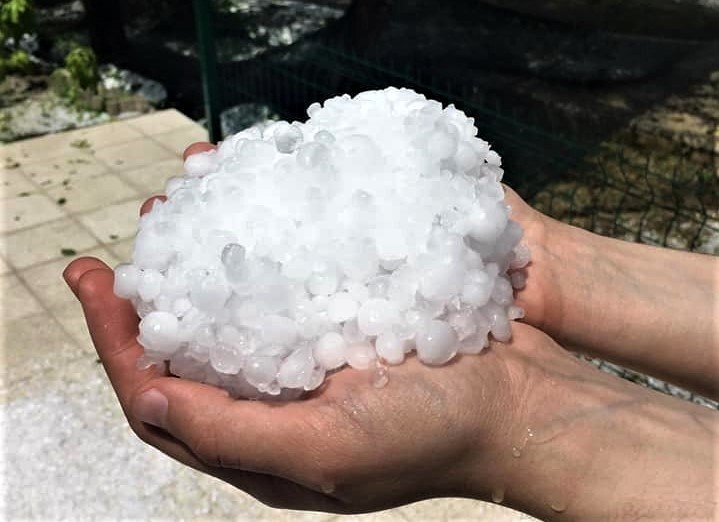 Erzincan’da dolu yağışı sebze ve meyveyi vurdu