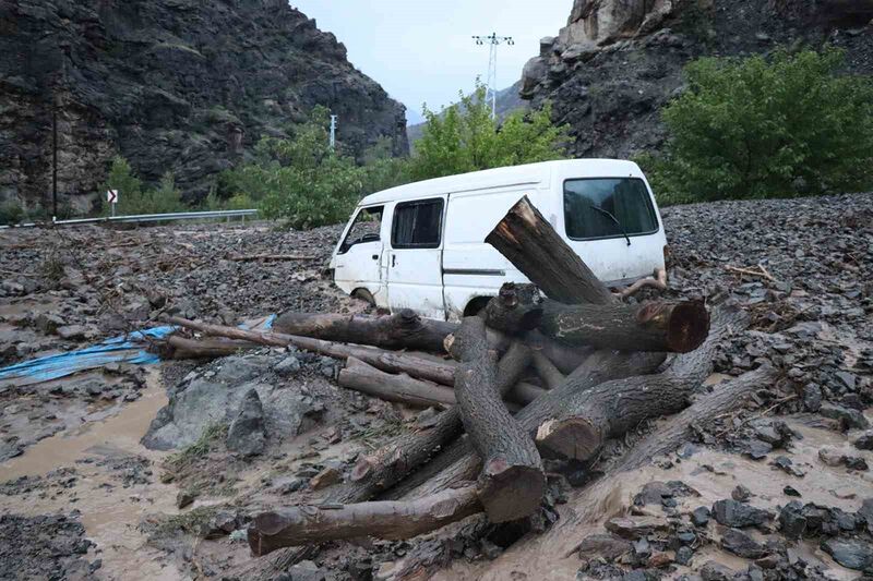 Erzurum’da sel bir mahalleyi yıktı geçti