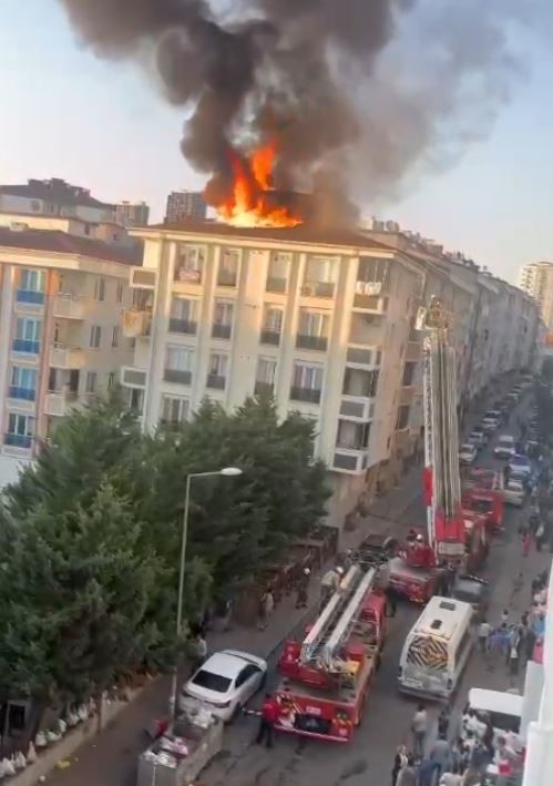 İSTANBUL ESENYURT'TA 5 KATLI BİNANIN ÇATISINDA ÇIKAN YANGIN PANİĞE NEDEN