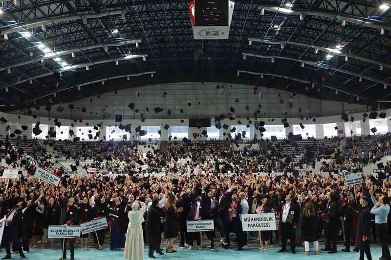 FÜ’de binlerce öğrenci mezun oldu