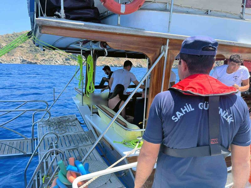 Gezi teknesinde rahatsızlanan vatandaşa tıbbi tahliye