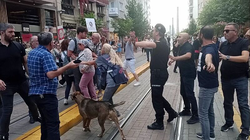 Hayvanseverler “Sakat kalan çocuklar için neden ses çıkartmıyorsunuz?” diyen adama saldırmaya kalktı