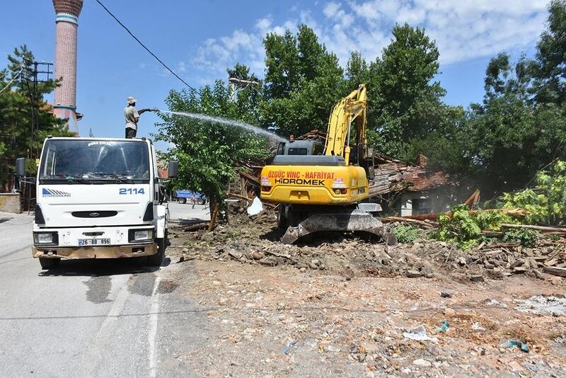 İnönü’de metruk evlerin yıkımı başladı