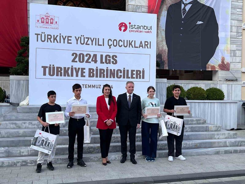 İstanbul Valisi Gül, LGS Türkiye birincilerini ağırladı