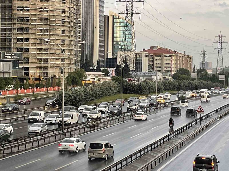 İSTANBUL’DA SAĞANAK YAĞIŞ TRAFİĞİ