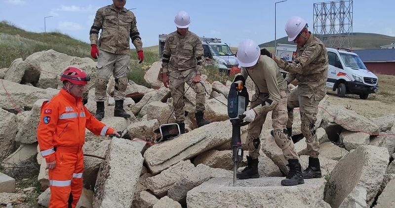 Jandarma personeline depremde arama kurtarma eğitimi verildi