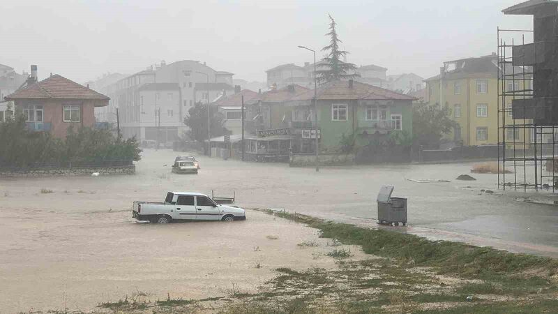 KARAMAN'DA ANİDEN BAŞLAYAN SAĞANAK