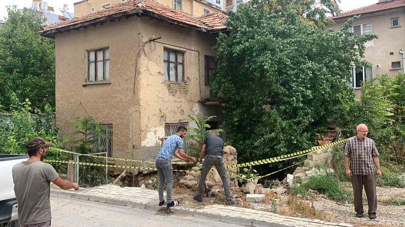 Karaman’da sel sularının temeline hasar verdiği 2 katlı kerpiç evde önlem alındı