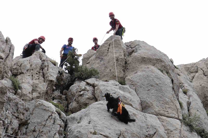 ISPARTA’DA KAYALIK ALANDA MAHSUR