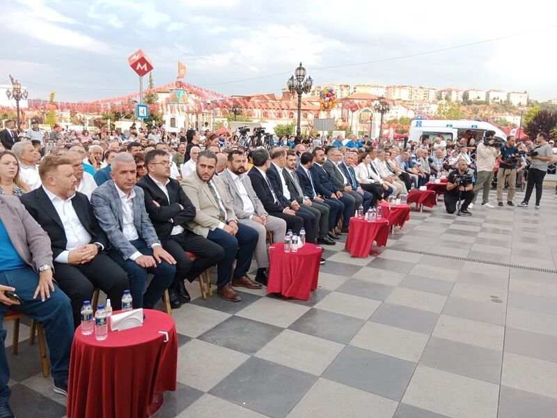 Keçiören Belediyesi vatandaşlara aşure ve lokma dağıttı