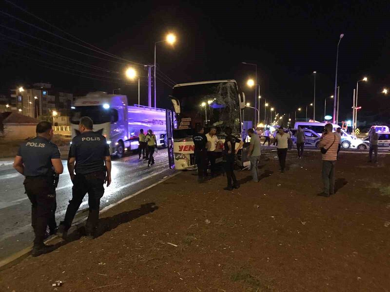 Konya’da 2 yolcu otobüsünün karıştığı kaza kimsenin burnu kanamadan atlatıldı