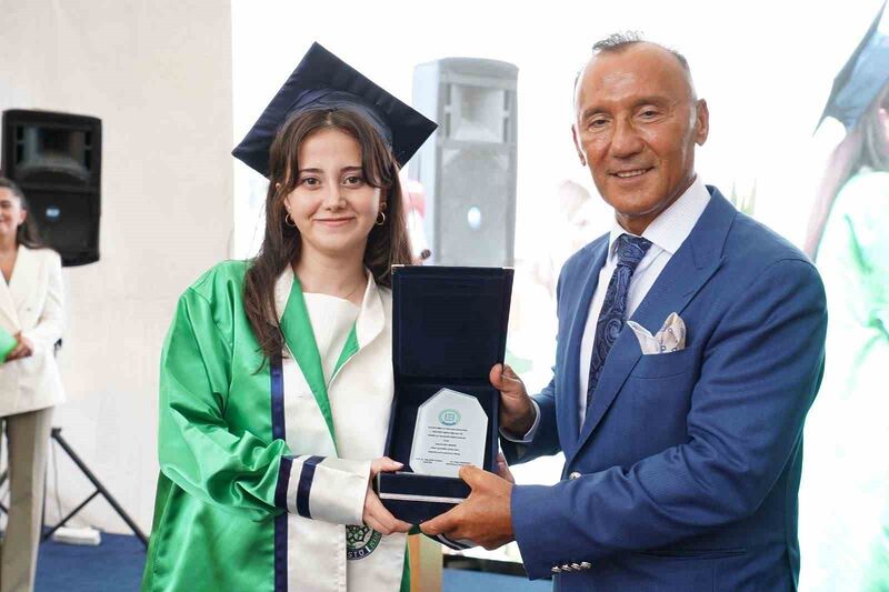 MÜTEVELLİ HEYET BAŞKANI DR. TALİP EMİROĞLU, ÖĞRENCİLERE PLAKET TAKDİM ETTİ.