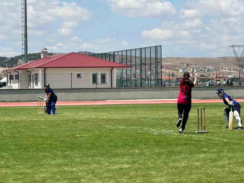 Kriket Büyük Kadınlar Açık Alan birinci ayak müsabakaları başladı