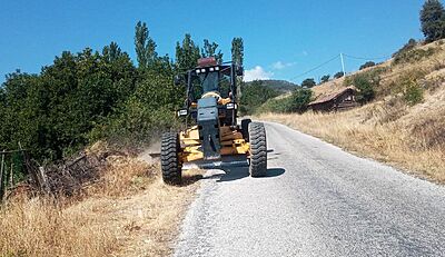 Kütahya’da orman yangınlarına karşı yol kenarları temizleniyor