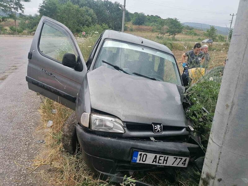 MANYAS'TA ELEKTRİK DİREĞİNE ÇARPAN ARACIN SÜRÜCÜSÜ YARALANDI