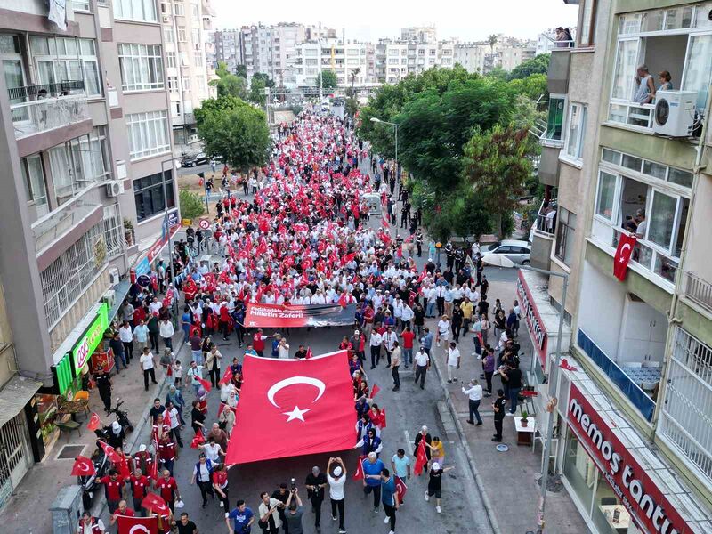 Mersin’de 15 Temmuz anma yürüyüşü düzenlendi, demokrasi nöbeti tutuldu