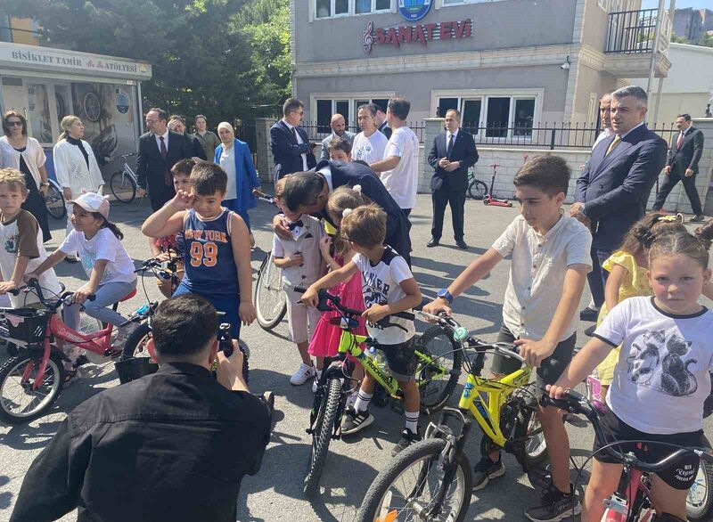 Milli Eğitim Bakanı Tekin Beylikdüzü’nde yaz okulunu ziyaret etti