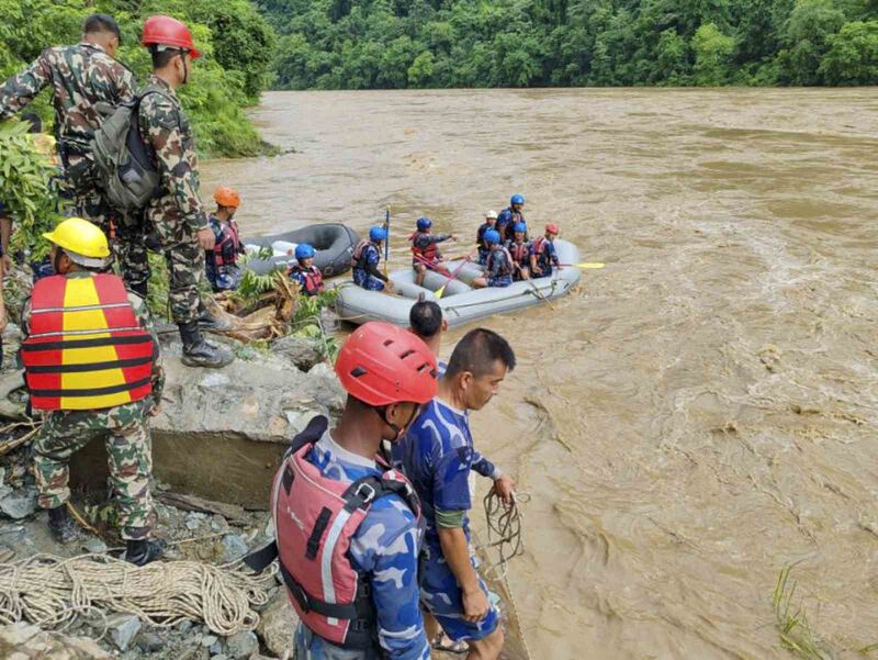 NEPAL'DE ŞİDDETLİ YAĞIŞLARIN YOL