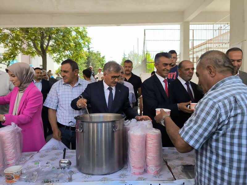 Niğde Şehit Aileleri Derneği’nden aşure ikramı