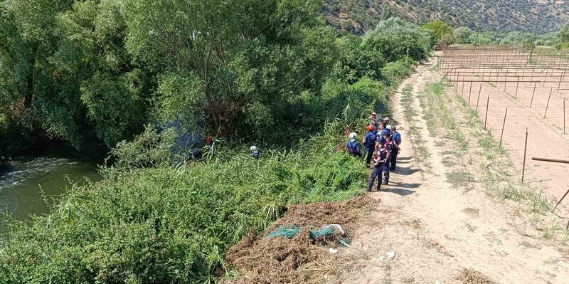 Önce otomobil, ardından 2 kişinin cesedi bulundu