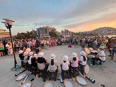 (Özel) Köy çocukları tatilde binlerce turiste konser verdi