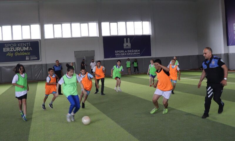 ERZURUM’DA POLİS ÇOCUKLARLA FUTBOL