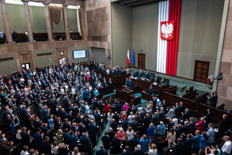 Polonya’dan güvenlik güçlerinin barışı muhafaza operasyonlarında silah kullanmasına onay