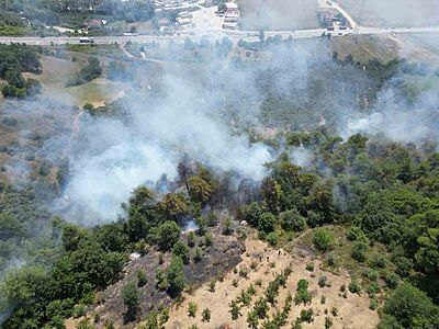 Sakarya’da çıkan orman yangını havadan görüntülendi