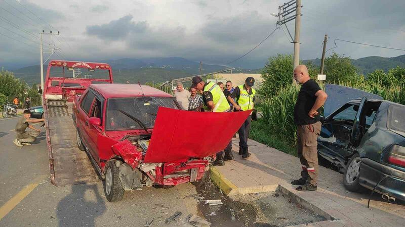 Sakarya’da iki otomobil çarpıştı: 1’i ağır 3 yaralı