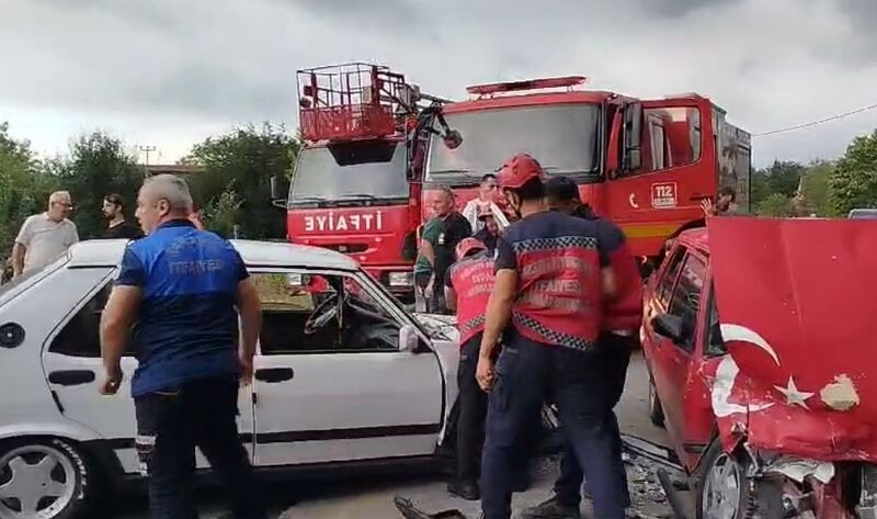 Sakarya’da iki Tofaş kafa kafaya çarpıştı: 3 yaralı