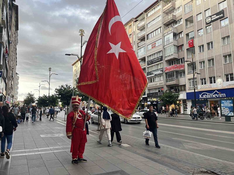 Sivas caddelerinde bir yeniçeri, Avrupa’ya böyle tepki gösterdi