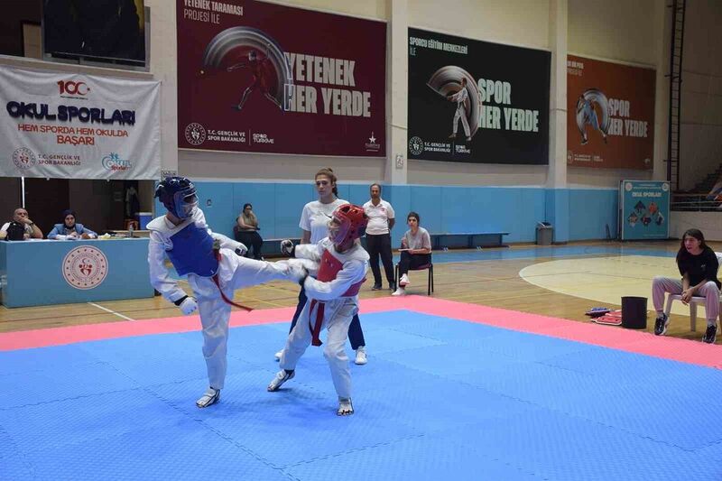 AFYONKARAHİSAR'DA GERÇEKLEŞTİRİLEN TAEKWONDO İL