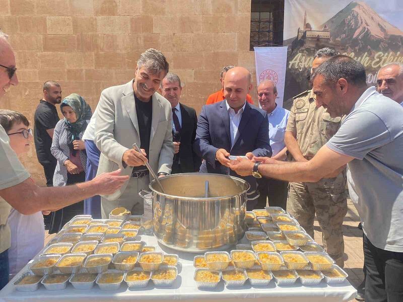 Tarihi Saray’da bin kişilik aşure ikramı