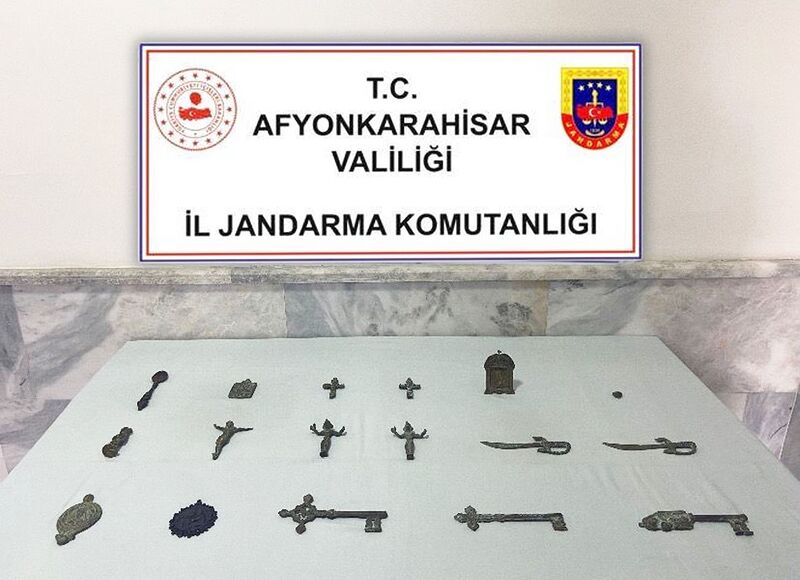 AFYONKARAHİSAR’DA ARAZİSİNDEKİ TAŞLARI TOPLARKEN